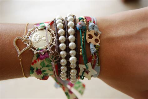 Pulseiras e braceletes para ela e para ele .